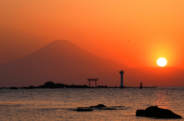 葉山町「森戸海岸からの夕陽と富士山」